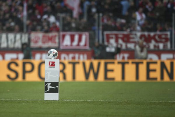1. Fussball-Bundesliga 1. FC Koeln - SV Werder Bremen, 21.12.2019 Der Fussball der Spiels vor einem Sportwetten-Schriftzug 1.FC Koeln vs. SV Werder Bremen am 21.12.2019 im RheinEnergieStadion in Koeln Nordrhein-Westfalen. DFL REGULATIONS PROHIBIT ANY USE OF PHOTOGRAPHS AS IMAGE SEQUENCES AND/OR QUASI-VIDEO. *** 1 Soccer Bundesliga 1 FC Koeln SV Werder Bremen, 21 12 2019 The Football of the Game before a Sports Betting Event lettering 1 FC Koeln vs SV Werder Bremen on 21 12 2019 at the RheinEnergieStadion in Cologne North Rhine-Westphalia DFL REGULATIONS PROHIBIT ANY USE OF PHOTOGRAPHS AS IMAGE SEQUENCES AND OR QUASI VIDEO Copyright: xBEAUTIFULxSPORTS/AxelxKohringx